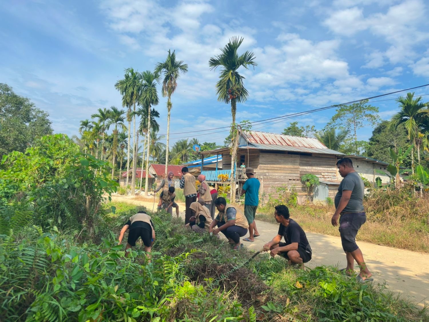 Gotong Royong Membersihkan Dusun 2